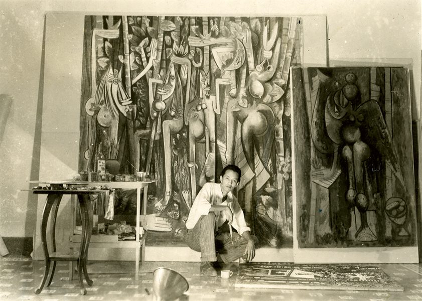Wifredo Lam devant La Jungla dans son atelier de La Havane, 1943