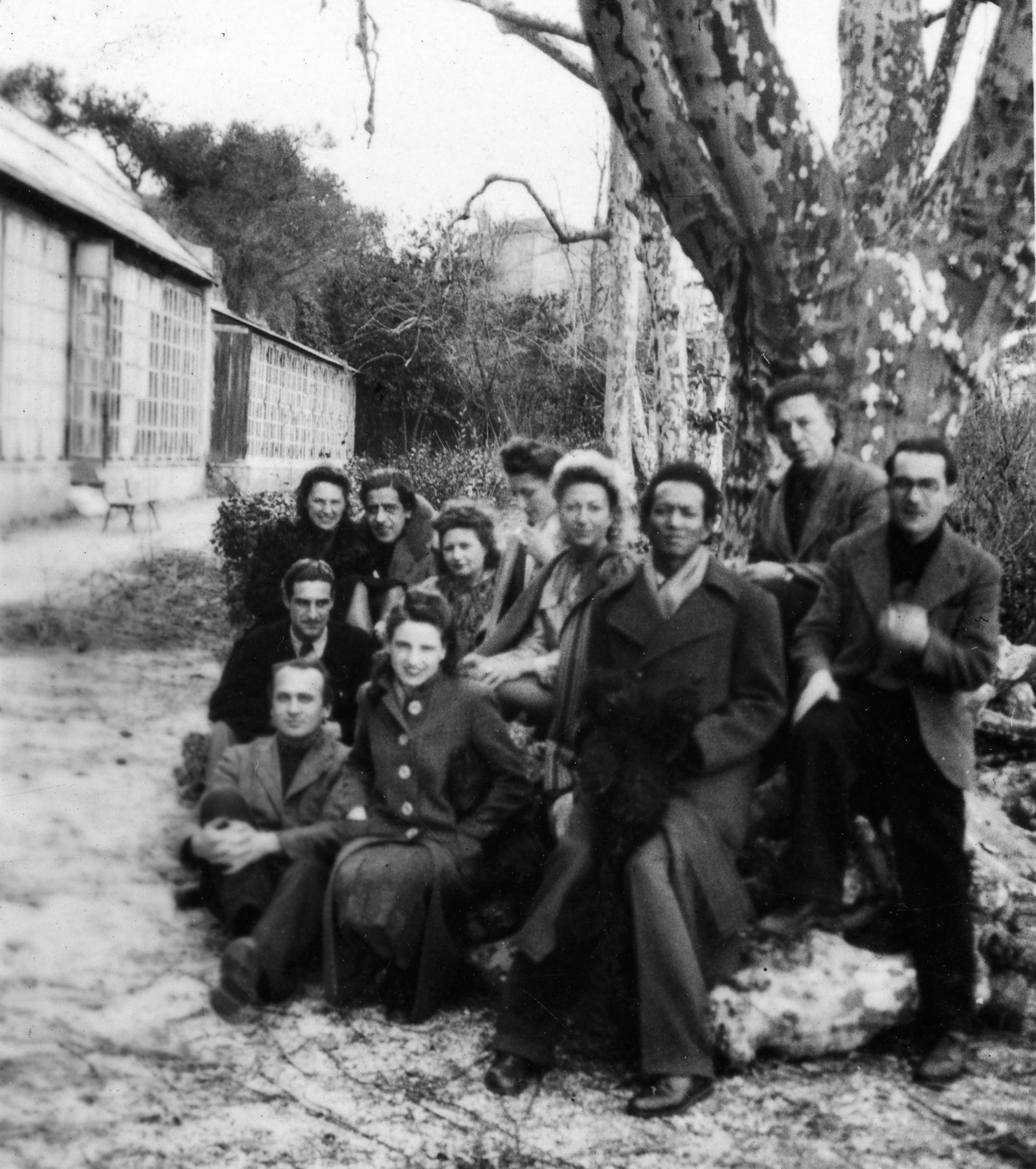 Lam avec d'autres artistes réfugiés à la villa Air-Bel, Marseille, 1940.